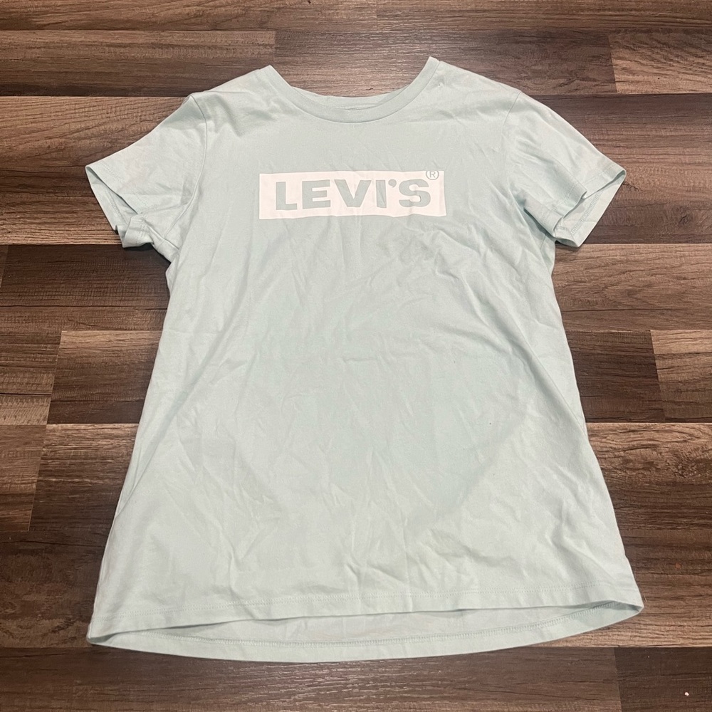 Levi’s tee